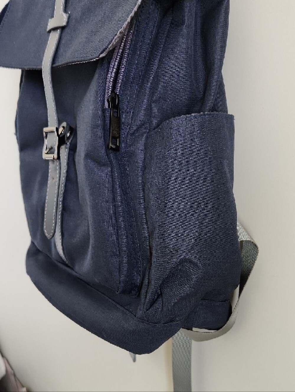Wind Took Navy Canvas Men's Backpack Gray Details Snap Buckle Enclosure Zippers - Picture 9 of 12